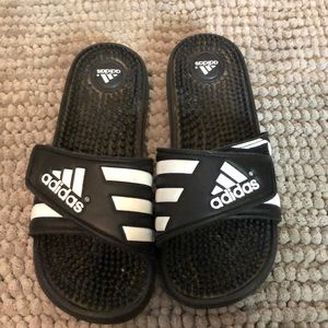 [adidas] slip ons